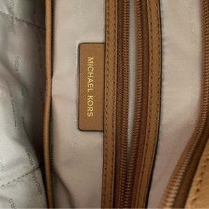 Michael Kors tote. Zipper top. 10”deep 14 1/2” wide. Compartments inside.